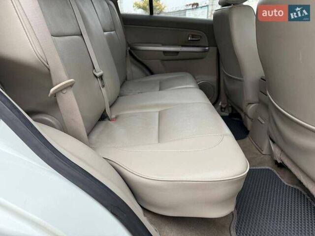 Білий Сузукі Гранд Вітара, об'ємом двигуна 2.4 л та пробігом 181 тис. км за 10900 $, фото 8 на Automoto.ua