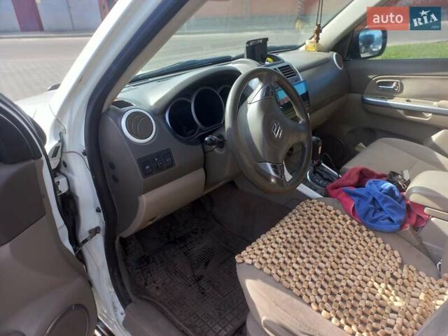 Білий Сузукі Гранд Вітара, об'ємом двигуна 2.4 л та пробігом 280 тис. км за 9000 $, фото 6 на Automoto.ua