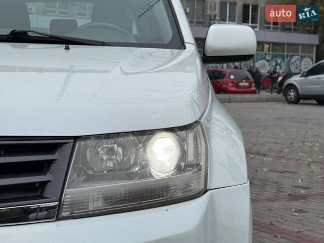 Білий Сузукі Гранд Вітара, об'ємом двигуна 2.4 л та пробігом 181 тис. км за 10900 $, фото 3 на Automoto.ua