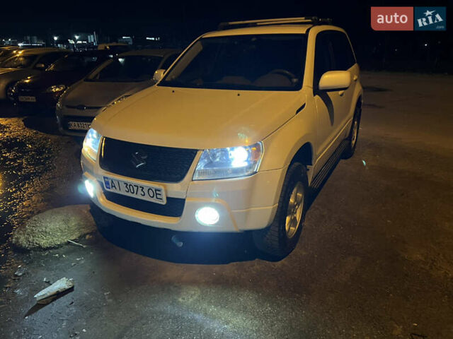Белый Сузуки Гранд Витара, объемом двигателя 2.39 л и пробегом 280 тыс. км за 7650 $, фото 4 на Automoto.ua