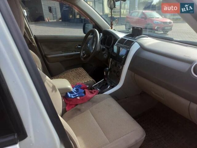 Білий Сузукі Гранд Вітара, об'ємом двигуна 2.4 л та пробігом 280 тис. км за 9000 $, фото 5 на Automoto.ua