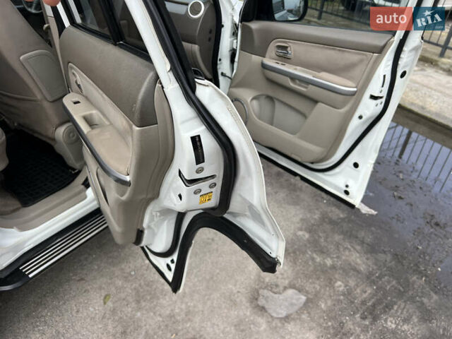 Белый Сузуки Гранд Витара, объемом двигателя 2.39 л и пробегом 280 тыс. км за 7650 $, фото 11 на Automoto.ua