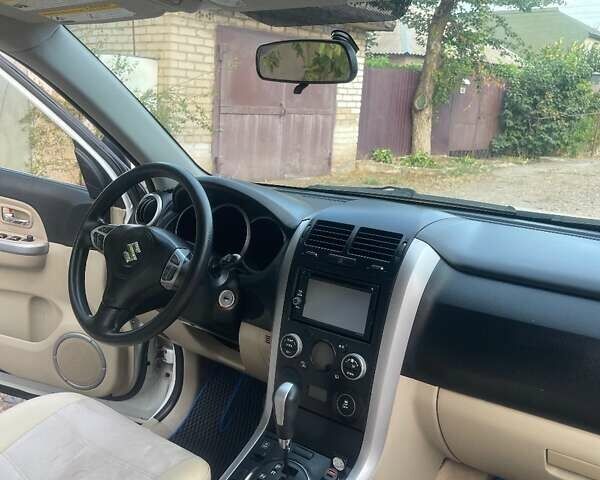 Белый Сузуки Гранд Витара, объемом двигателя 2.39 л и пробегом 180 тыс. км за 9000 $, фото 15 на Automoto.ua