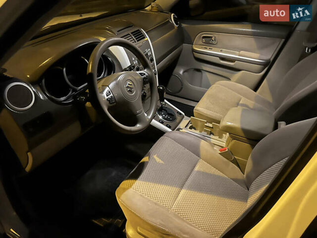 Белый Сузуки Гранд Витара, объемом двигателя 2.39 л и пробегом 280 тыс. км за 7650 $, фото 6 на Automoto.ua