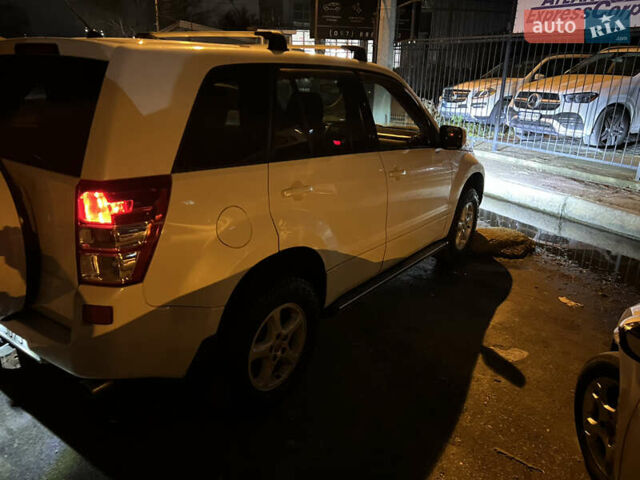 Белый Сузуки Гранд Витара, объемом двигателя 2.39 л и пробегом 280 тыс. км за 7650 $, фото 8 на Automoto.ua