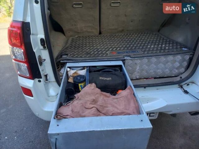 Білий Сузукі Гранд Вітара, об'ємом двигуна 2.4 л та пробігом 280 тис. км за 9000 $, фото 4 на Automoto.ua