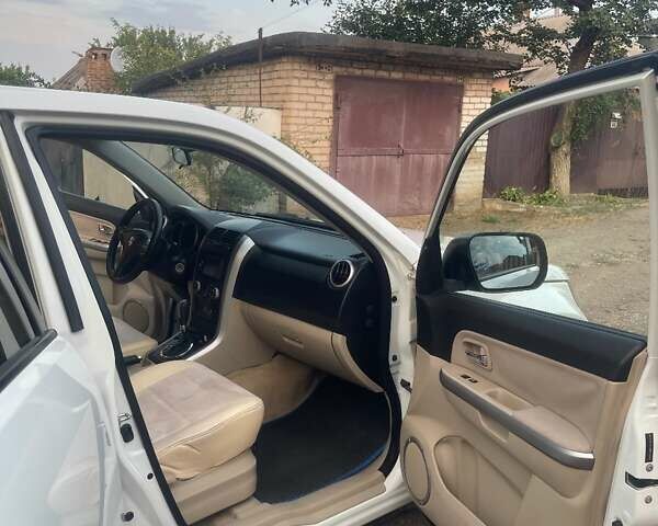 Белый Сузуки Гранд Витара, объемом двигателя 2.39 л и пробегом 180 тыс. км за 9000 $, фото 2 на Automoto.ua