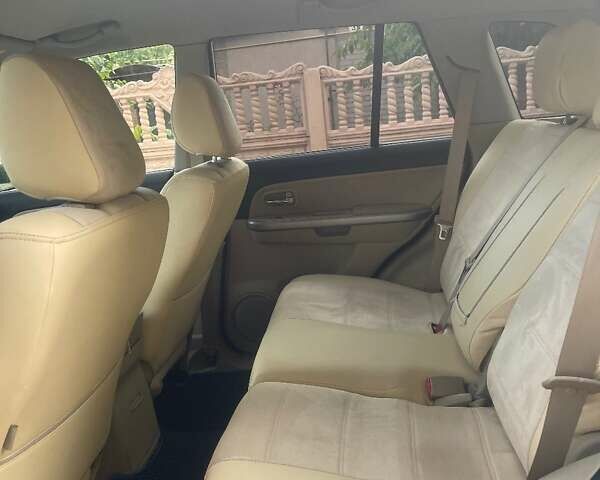 Белый Сузуки Гранд Витара, объемом двигателя 2.39 л и пробегом 180 тыс. км за 9000 $, фото 9 на Automoto.ua