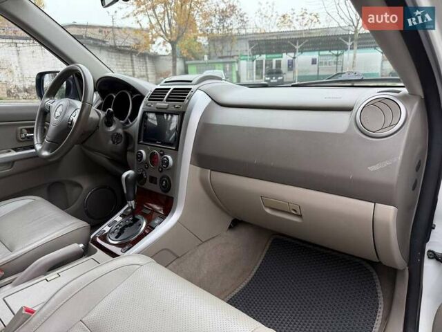 Білий Сузукі Гранд Вітара, об'ємом двигуна 2.4 л та пробігом 181 тис. км за 10900 $, фото 10 на Automoto.ua
