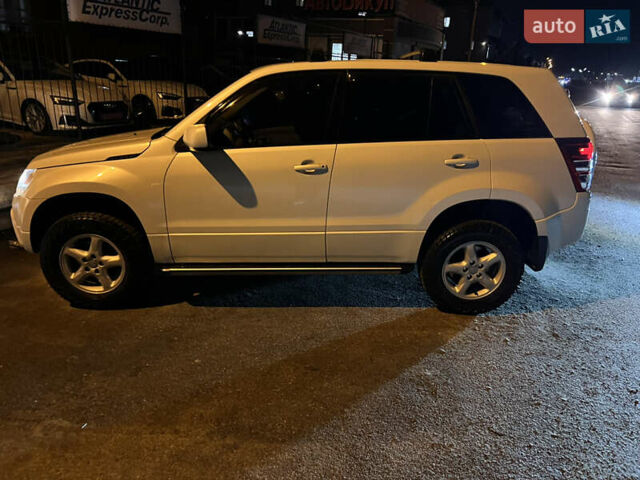 Белый Сузуки Гранд Витара, объемом двигателя 2.39 л и пробегом 280 тыс. км за 7650 $, фото 5 на Automoto.ua