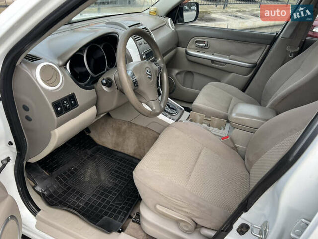 Белый Сузуки Гранд Витара, объемом двигателя 2.39 л и пробегом 280 тыс. км за 7650 $, фото 19 на Automoto.ua