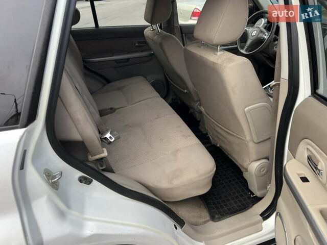 Белый Сузуки Гранд Витара, объемом двигателя 2.39 л и пробегом 280 тыс. км за 7650 $, фото 12 на Automoto.ua