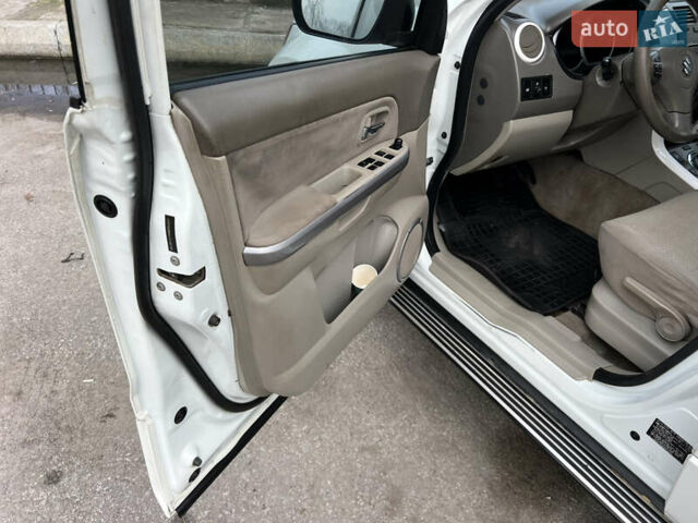 Белый Сузуки Гранд Витара, объемом двигателя 2.39 л и пробегом 280 тыс. км за 7650 $, фото 18 на Automoto.ua