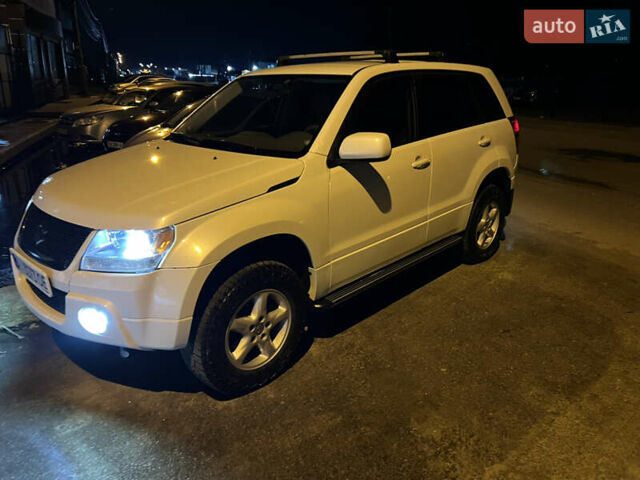 Белый Сузуки Гранд Витара, объемом двигателя 2.39 л и пробегом 280 тыс. км за 7650 $, фото 3 на Automoto.ua