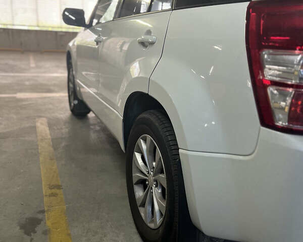 Белый Сузуки Гранд Витара, объемом двигателя 2.39 л и пробегом 91 тыс. км за 13000 $, фото 4 на Automoto.ua