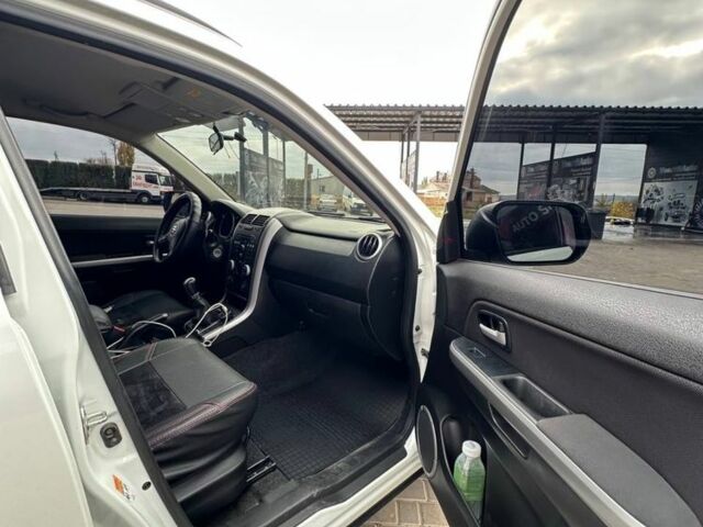 Білий Сузукі Гранд Вітара, об'ємом двигуна 2.4 л та пробігом 99 тис. км за 13799 $, фото 5 на Automoto.ua