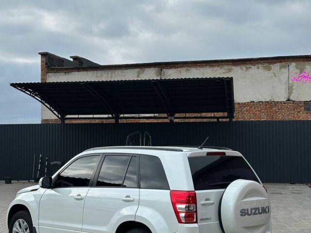 Білий Сузукі Гранд Вітара, об'ємом двигуна 2.4 л та пробігом 99 тис. км за 13799 $, фото 3 на Automoto.ua