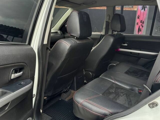 Білий Сузукі Гранд Вітара, об'ємом двигуна 2.4 л та пробігом 99 тис. км за 13799 $, фото 7 на Automoto.ua