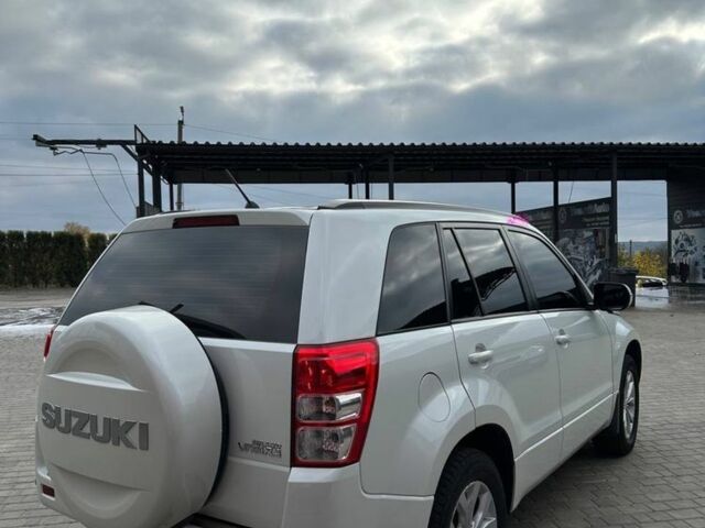 Білий Сузукі Гранд Вітара, об'ємом двигуна 2.4 л та пробігом 99 тис. км за 13799 $, фото 4 на Automoto.ua