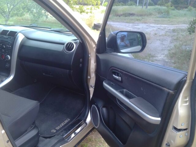 Бежевий Сузукі Гранд Вітара, об'ємом двигуна 2.4 л та пробігом 184 тис. км за 8000 $, фото 5 на Automoto.ua