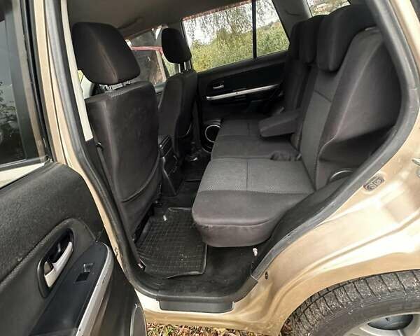 Бежевый Сузуки Гранд Витара, объемом двигателя 2 л и пробегом 204 тыс. км за 6400 $, фото 2 на Automoto.ua