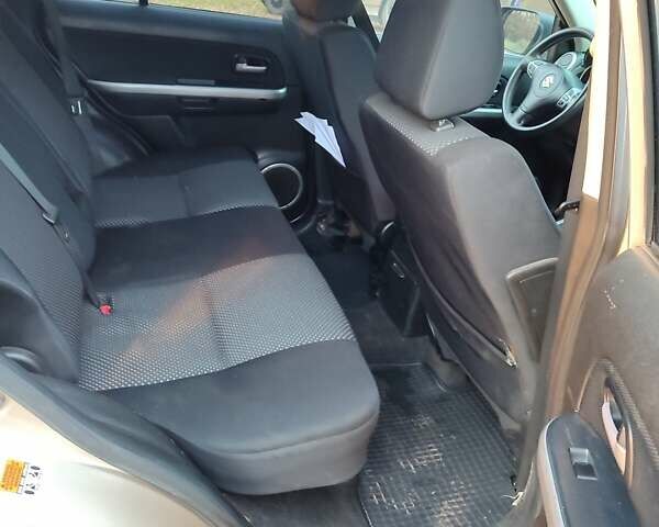 Бежевий Сузукі Гранд Вітара, об'ємом двигуна 2 л та пробігом 245 тис. км за 6000 $, фото 6 на Automoto.ua