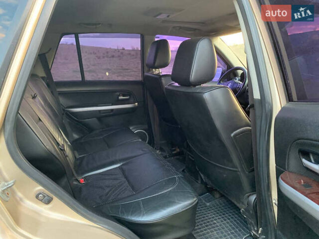 Бежевый Сузуки Гранд Витара, объемом двигателя 2 л и пробегом 262 тыс. км за 7000 $, фото 6 на Automoto.ua