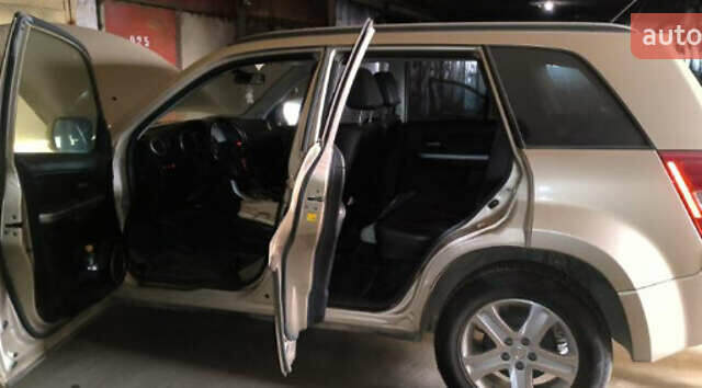 Бежевый Сузуки Гранд Витара, объемом двигателя 2 л и пробегом 59 тыс. км за 10990 $, фото 4 на Automoto.ua