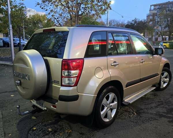 Сузуки Гранд Витара 2010 в Киеве на Automoto.ua Бежевый Сузуки Гранд Витара, объемом двигателя 2.39 л и пробегом 205 тыс. км за 8800 $, фото 1 на Automoto.ua