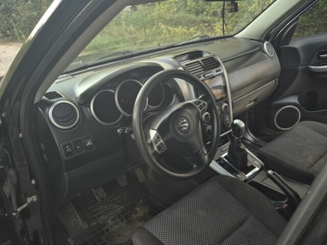 Чорний Сузукі Гранд Вітара, об'ємом двигуна 2 л та пробігом 216 тис. км за 7700 $, фото 1 на Automoto.ua