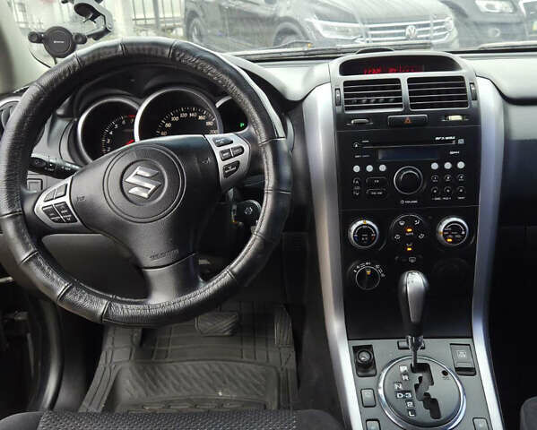 Чорний Сузукі Гранд Вітара, об'ємом двигуна 2 л та пробігом 240 тис. км за 5999 $, фото 12 на Automoto.ua