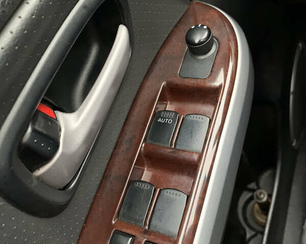 Чорний Сузукі Гранд Вітара, об'ємом двигуна 2 л та пробігом 274 тис. км за 7200 $, фото 3 на Automoto.ua