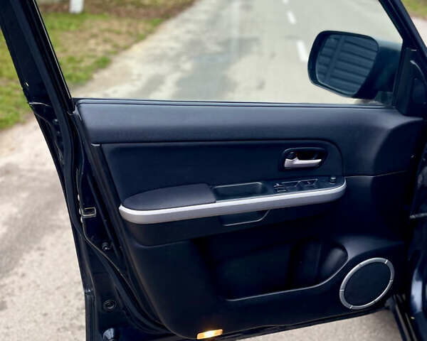 Черный Сузуки Гранд Витара, объемом двигателя 2.7 л и пробегом 255 тыс. км за 5900 $, фото 17 на Automoto.ua