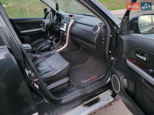 Черный Сузуки Гранд Витара, объемом двигателя 1.9 л и пробегом 250 тыс. км за 4500 $, фото 2 на Automoto.ua