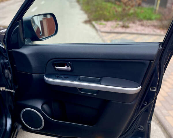 Черный Сузуки Гранд Витара, объемом двигателя 2.7 л и пробегом 255 тыс. км за 5900 $, фото 14 на Automoto.ua