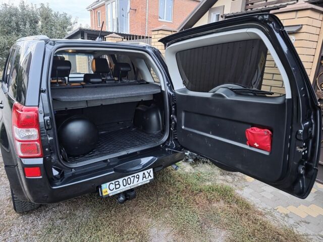Чорний Сузукі Гранд Вітара, об'ємом двигуна 2 л та пробігом 150 тис. км за 10500 $, фото 5 на Automoto.ua