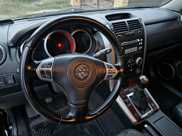 Чорний Сузукі Гранд Вітара, об'ємом двигуна 2 л та пробігом 150 тис. км за 10500 $, фото 9 на Automoto.ua