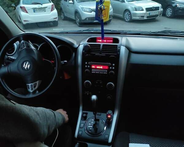 Чорний Сузукі Гранд Вітара, об'ємом двигуна 2 л та пробігом 130 тис. км за 8200 $, фото 6 на Automoto.ua