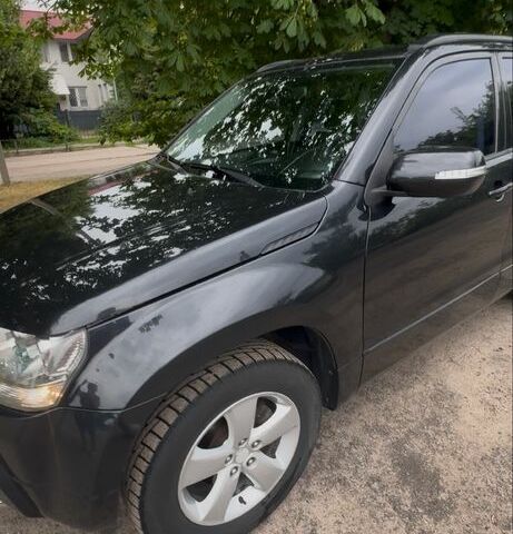 Чорний Сузукі Гранд Вітара, об'ємом двигуна 2.4 л та пробігом 125 тис. км за 8500 $, фото 1 на Automoto.ua