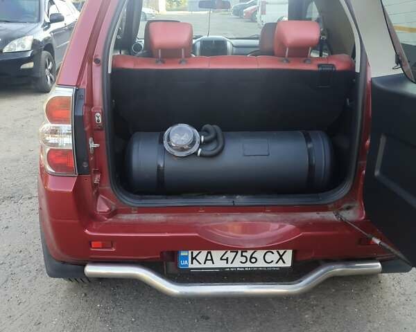 Красный Сузуки Гранд Витара, объемом двигателя 2.39 л и пробегом 218 тыс. км за 8250 $, фото 2 на Automoto.ua