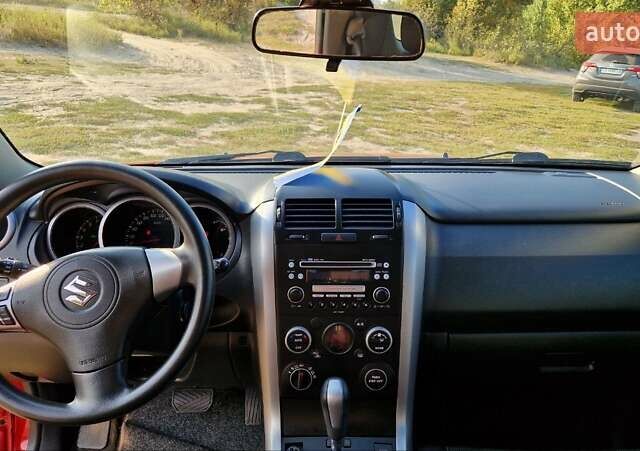 Червоний Сузукі Гранд Вітара, об'ємом двигуна 2.39 л та пробігом 160 тис. км за 10000 $, фото 2 на Automoto.ua