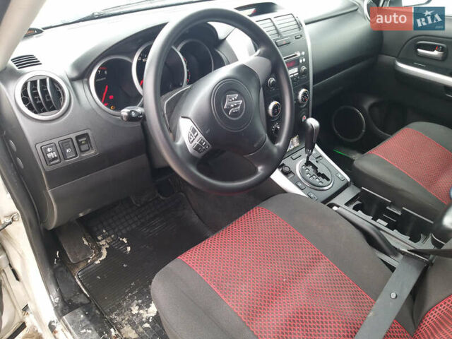 Серый Сузуки Гранд Витара, объемом двигателя 2 л и пробегом 124 тыс. км за 8000 $, фото 9 на Automoto.ua