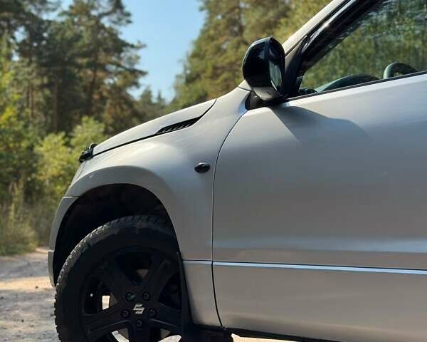 Сірий Сузукі Гранд Вітара, об'ємом двигуна 2 л та пробігом 196 тис. км за 9000 $, фото 2 на Automoto.ua