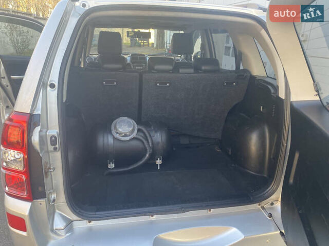 Сірий Сузукі Гранд Вітара, об'ємом двигуна 2 л та пробігом 251 тис. км за 6500 $, фото 10 на Automoto.ua