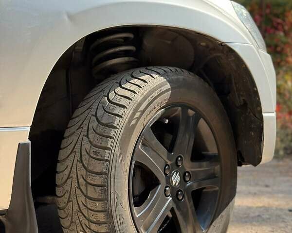 Сірий Сузукі Гранд Вітара, об'ємом двигуна 2 л та пробігом 196 тис. км за 9000 $, фото 7 на Automoto.ua