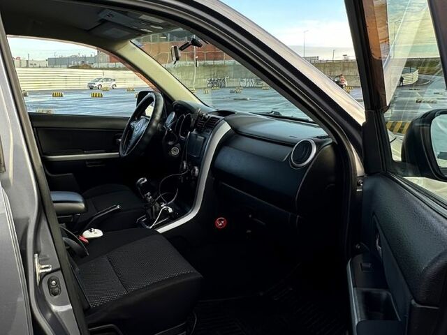 Сірий Сузукі Гранд Вітара, об'ємом двигуна 2 л та пробігом 180 тис. км за 7000 $, фото 12 на Automoto.ua