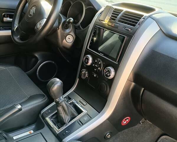 Сірий Сузукі Гранд Вітара, об'ємом двигуна 2 л та пробігом 200 тис. км за 6800 $, фото 19 на Automoto.ua