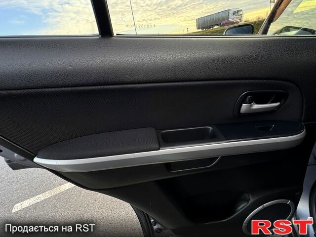 Сірий Сузукі Гранд Вітара, об'ємом двигуна 2 л та пробігом 180 тис. км за 7000 $, фото 9 на Automoto.ua