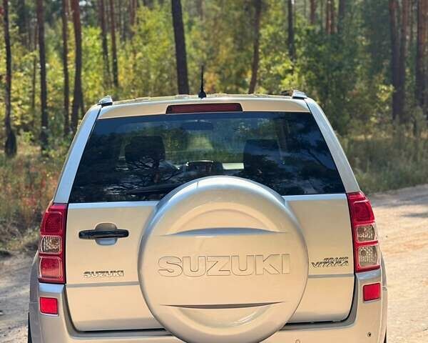 Сірий Сузукі Гранд Вітара, об'ємом двигуна 2 л та пробігом 196 тис. км за 9000 $, фото 5 на Automoto.ua