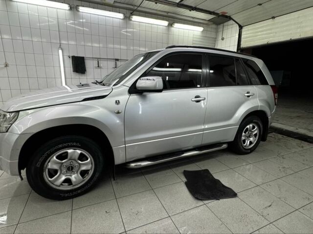 Серый Сузуки Гранд Витара, объемом двигателя 2 л и пробегом 208 тыс. км за 6800 $, фото 2 на Automoto.ua